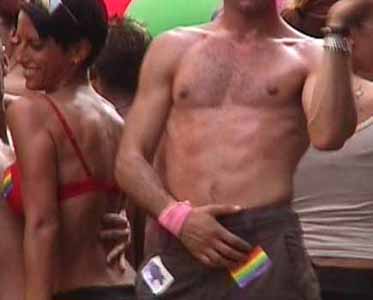 Ballerini su un carro al Gay Pride di Milano - Foto G. Dall'Orto