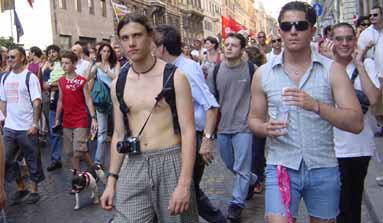 Ragazze e ragazzi etero nello spezzone dei Centri sociali a Roma - Foto G. Dall'Orto