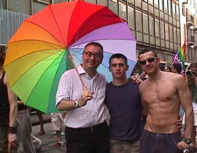 L'onorevole Franco Grillini in affascinante compagnia al Gay Pride di Milano - Foto G. Dall'Orto