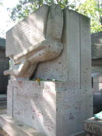 La tomba di Wilde a Parigi