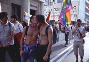 Due ragazzi si baciano - PadovaPride, 8-6-2002 - Foto di GiovanBattista Brambilla