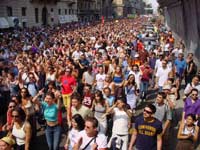 La folla dei partecipanti al Gay Pride milanese del 2001. Foto da ''Gay.it''