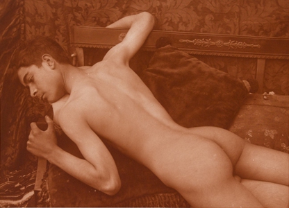Wilhelm von Pluschow, Ragazzo nudo su divanetto